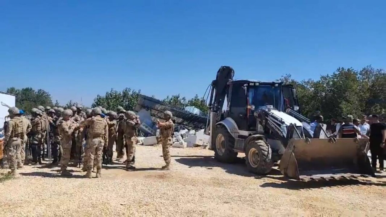 Kaçak sitenin yıkımı sırasında gerginlik: Yolu kapattılar 2