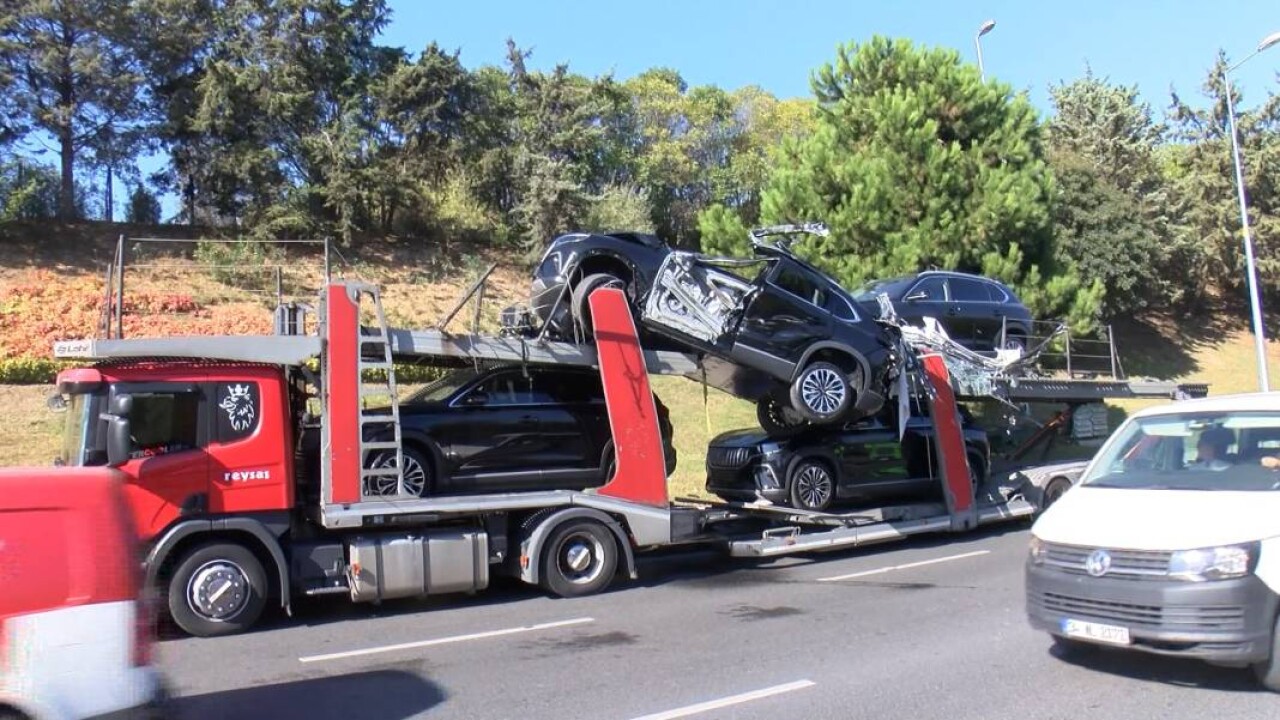 Sıfır TOGG yüklü TIR üst geçide takıldı! Araçlar hasar aldı 4