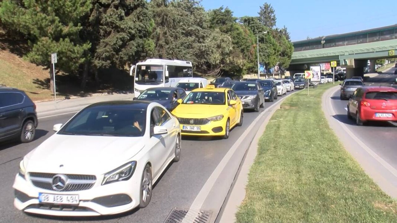 Sıfır TOGG yüklü TIR üst geçide takıldı! Araçlar hasar aldı 5