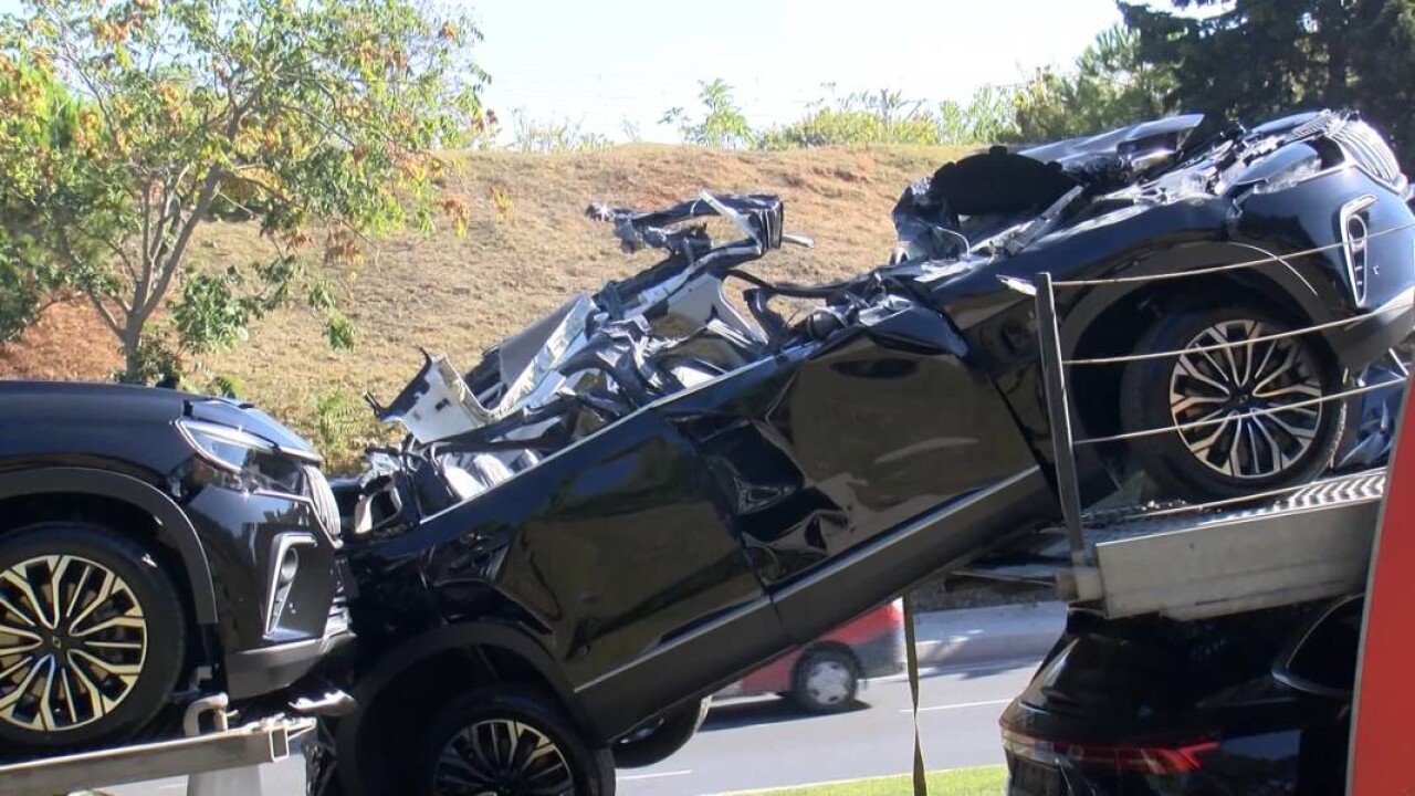 Sıfır TOGG yüklü TIR üst geçide takıldı! Araçlar hasar aldı 3