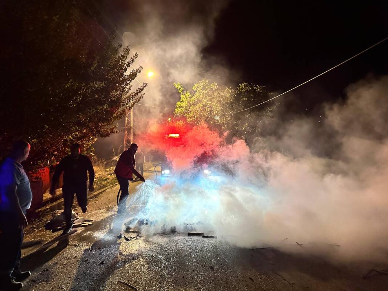 Elektrik kesintisine sinirlendi: Yolu kapatarak ateşe verdi 5