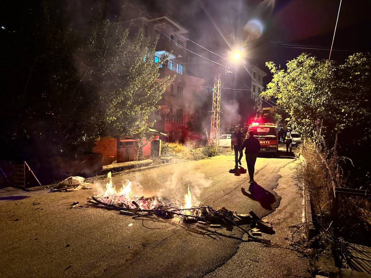 Elektrik kesintisine sinirlendi: Yolu kapatarak ateşe verdi 2