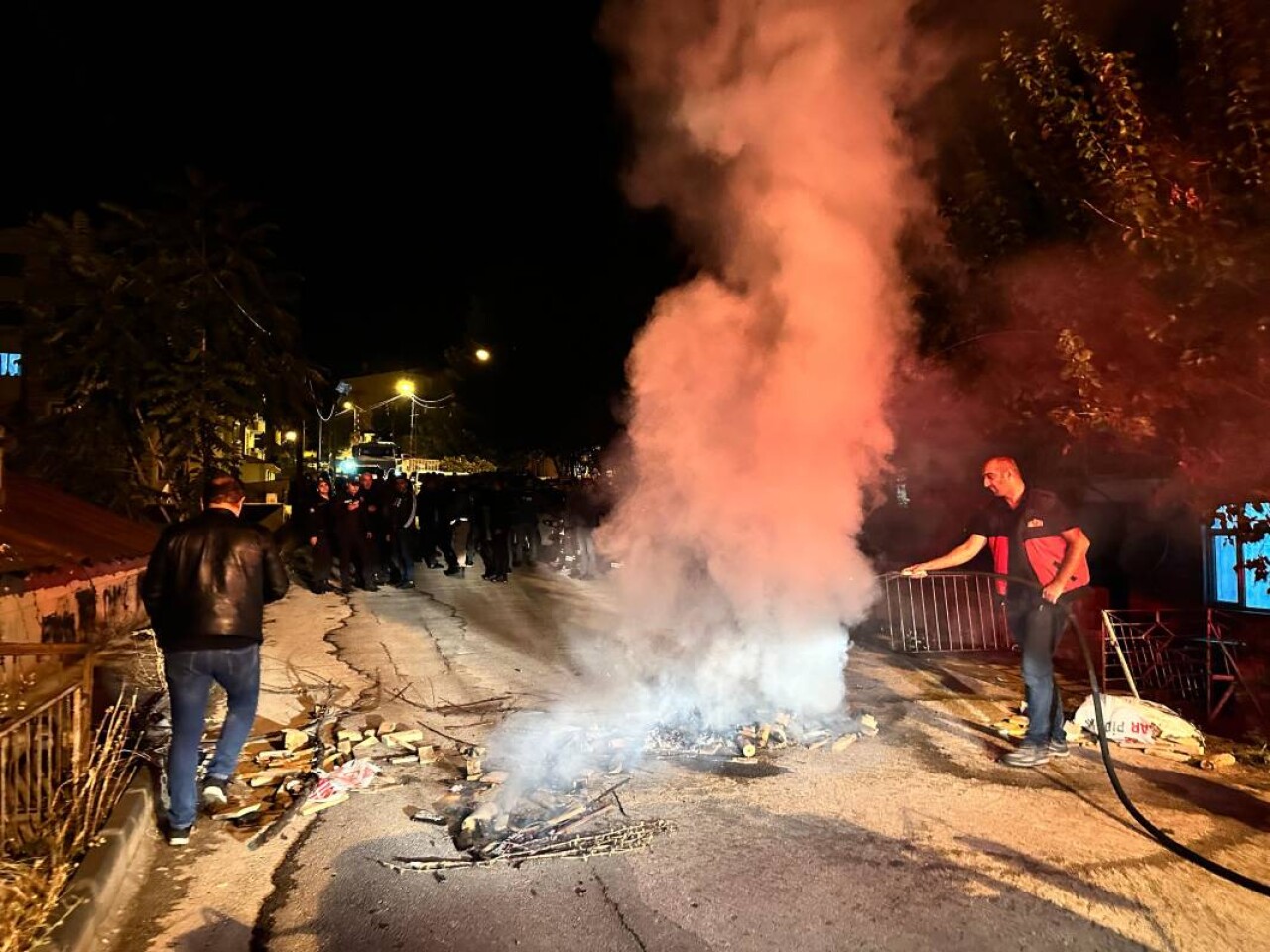 Elektrik kesintisine sinirlendi: Yolu kapatarak ateşe verdi 6