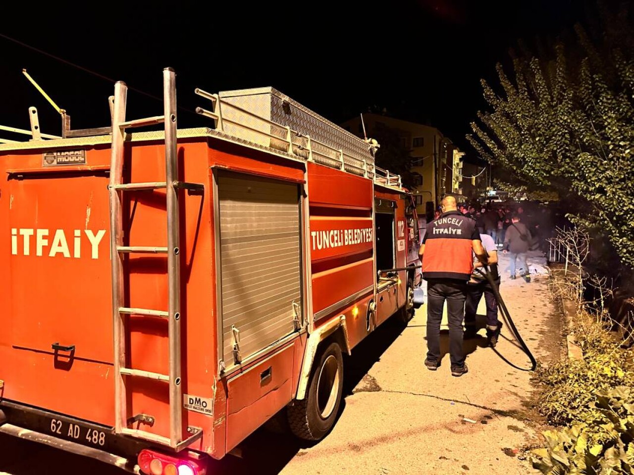 Elektrik kesintisine sinirlendi: Yolu kapatarak ateşe verdi 3