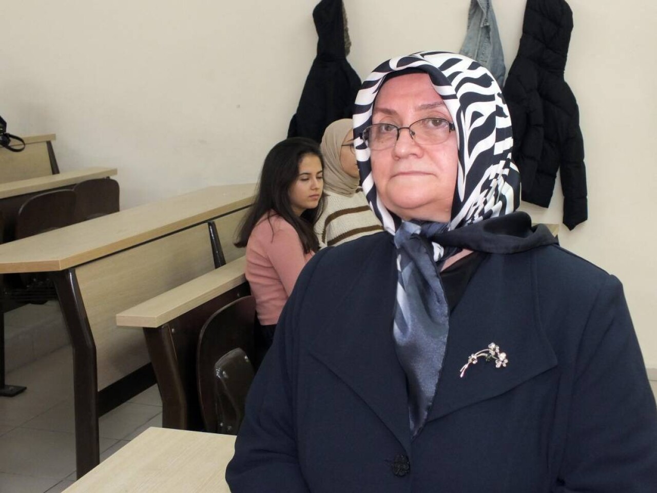 Ortaokul ve liseyi açıktan bitirip, 59 yaşında üniversiteli oldu: Rektör fakülte önünde karşıladı 6