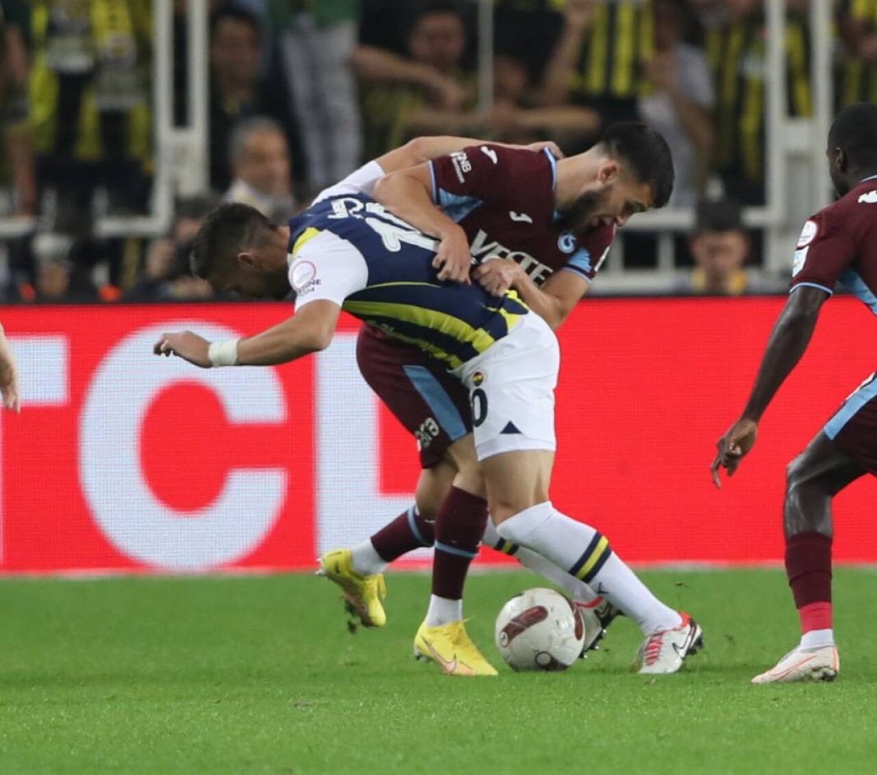 Fenerbahçe'nin serisini Trabzonspor bitirdi! 26 yıl sonra tarihe geçen zafer 14