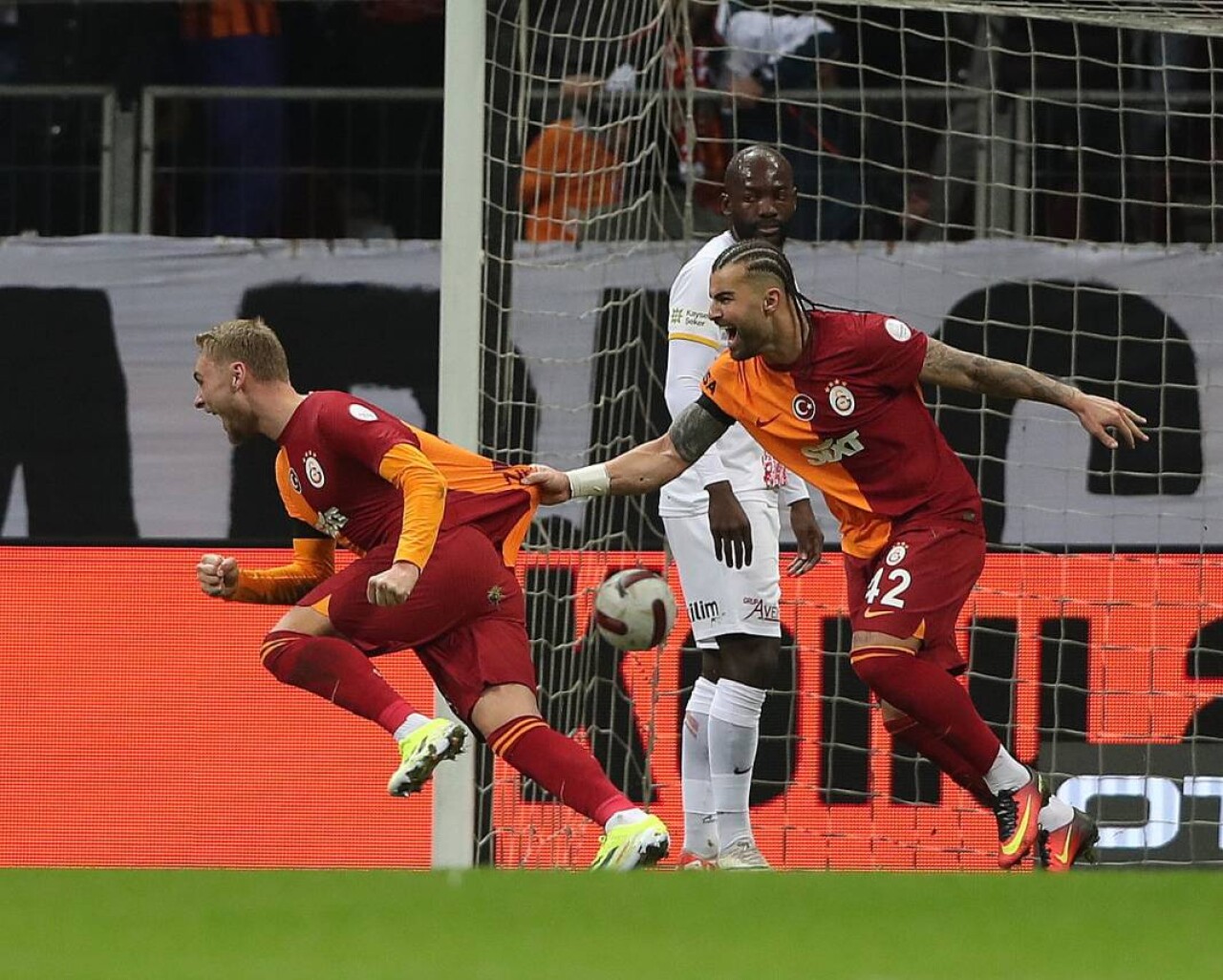 Aslan zirve yarışından kopmadı! 22