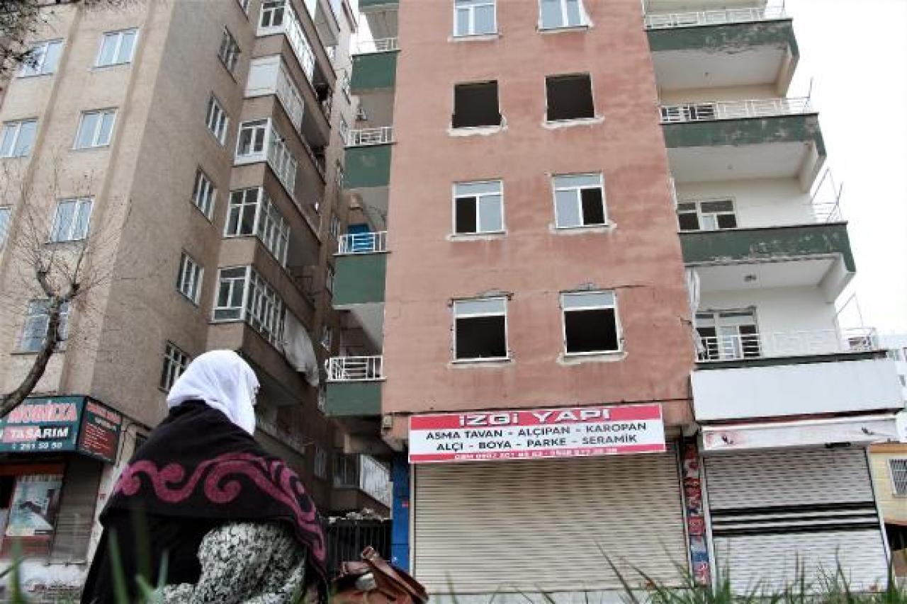 Depremzede, hatıralarının olduğu orta hasarlı evinin önünden ayrılmıyor