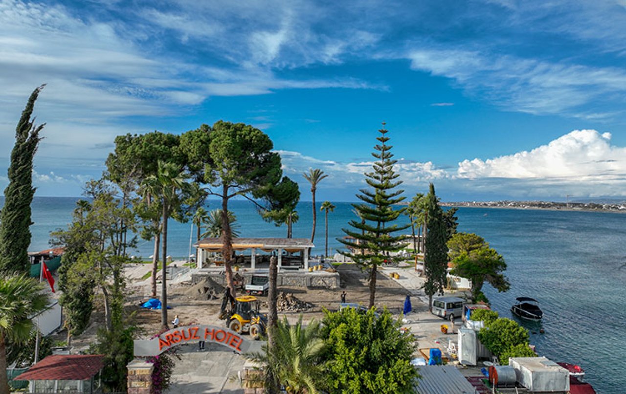 Depremden etkilenen Arsuz'da hasar gören turistik tesisler onarılıyor