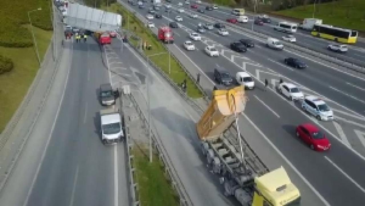 Seyrantepe'de Damperi Açık Hafriyat Kamyonu Yön Tabelasına Çarptı