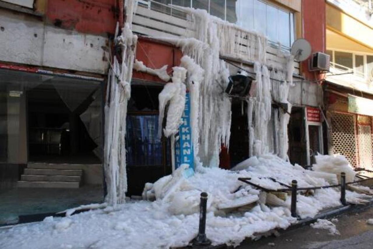 Hasarlı Binada Su Borusu Patladı, Buz Sarkıtları Oluştu