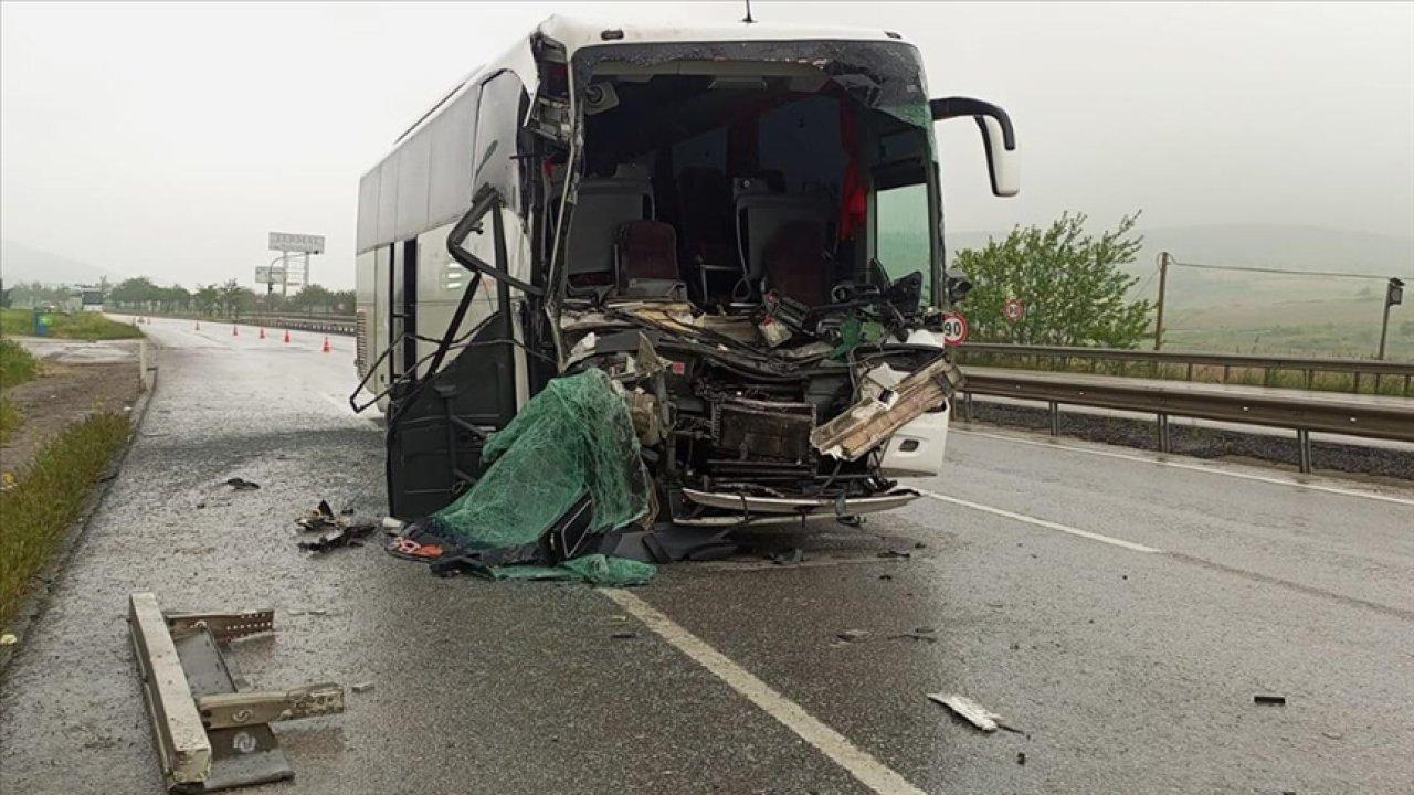 Öğrencileri taşıyan tur otobüsü TIR'a çarptı: Çok sayıda yaralı var