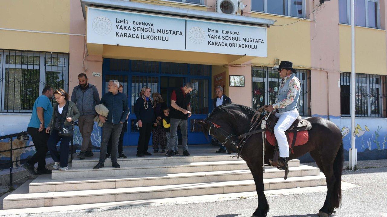 Kovboy kıyafeti giyip, atı ile oy kullanmaya geldi