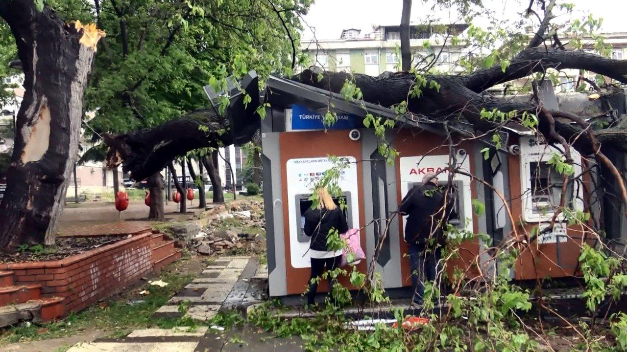 İstanbul'daki yağmurdan ilginç görüntüler! Para çekmeye devam ettiler..