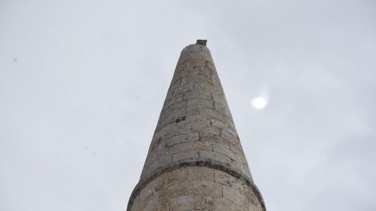 Cuma namazı sırasında minareye yıldırım düştü!