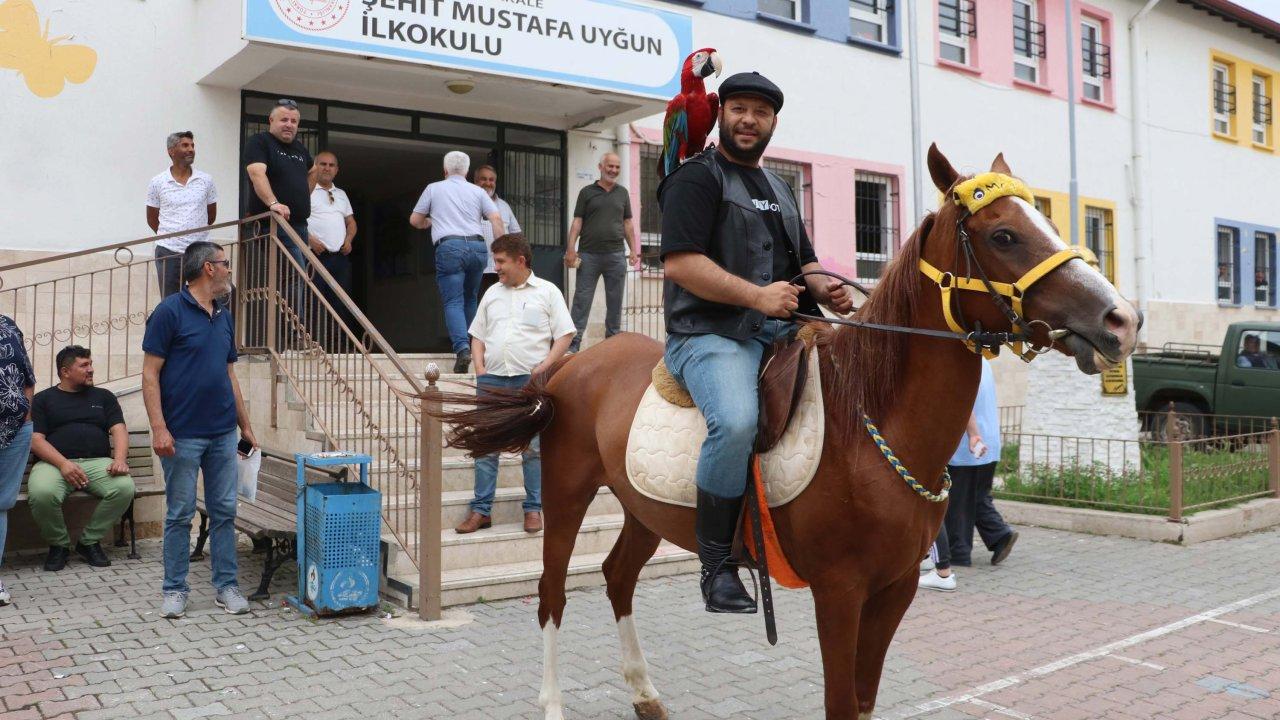 Denizli'de bir kişi oy kullanmaya atı ve papağanı ile gitti