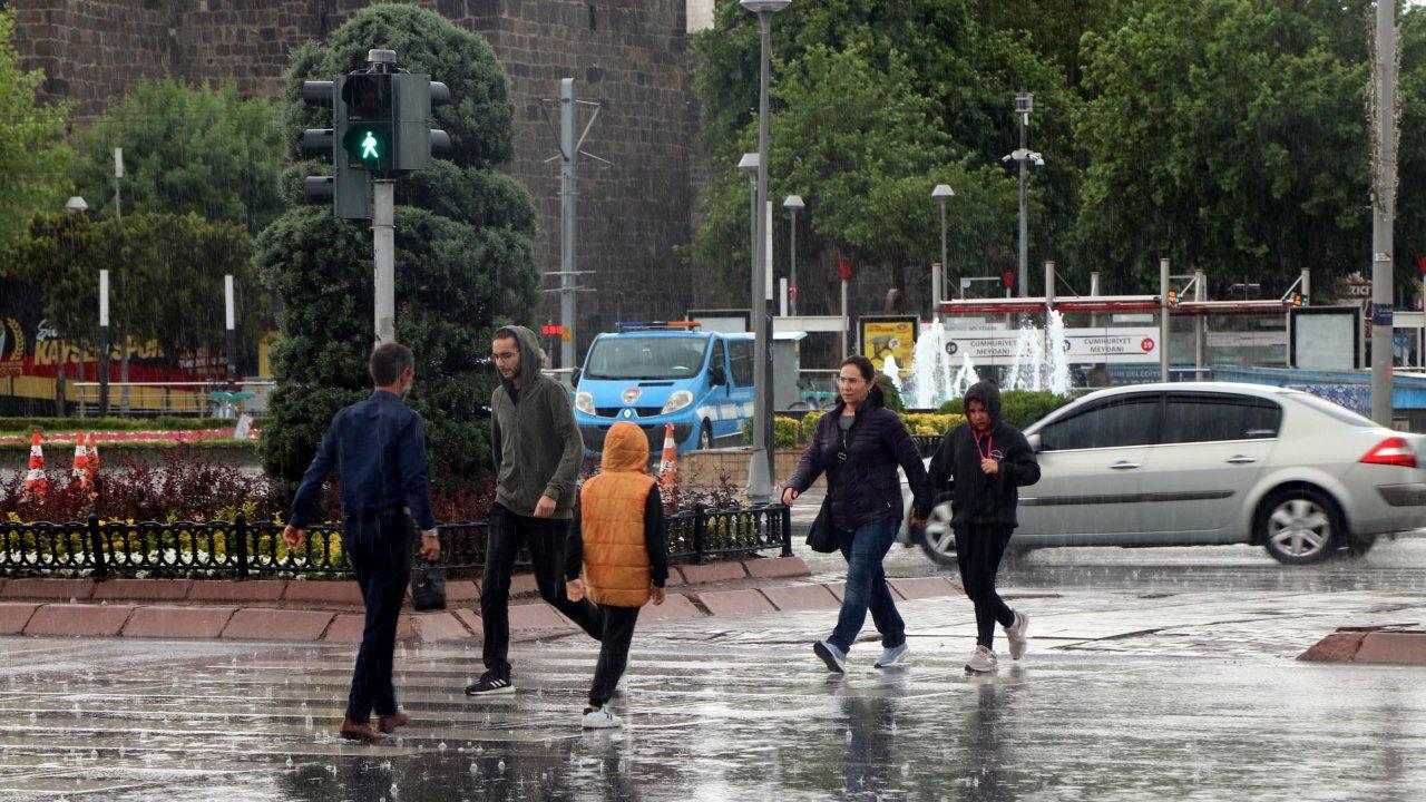 Kayseri'deki sağanak yağış yolları felç etti