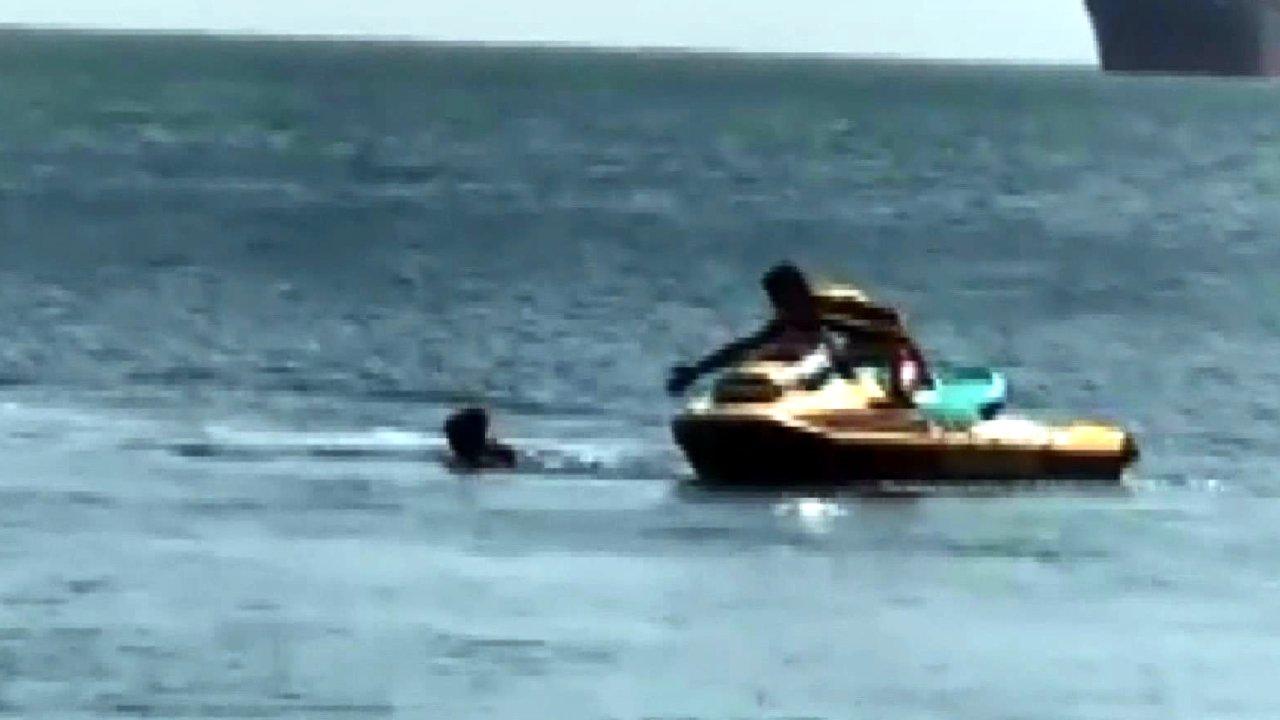 Denizde bir anda çırpınmaya başladı, jet-ski ile kurtarıldı