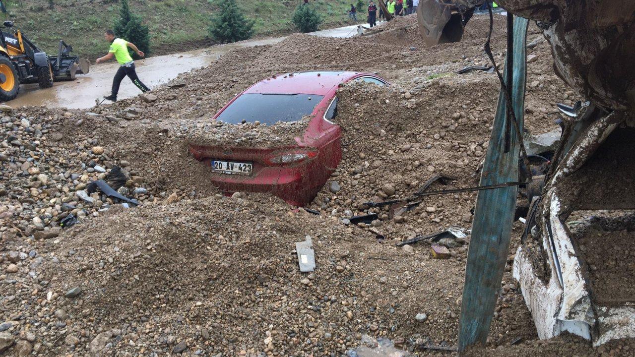 Heyelanda 2 araç toprak yığını altında kaldı: 1 ölü, 1 yaralı