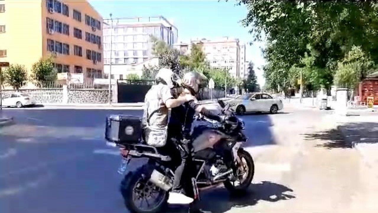 Sınava geç kalanların imdadına motosikletli polisler yetiştirdi