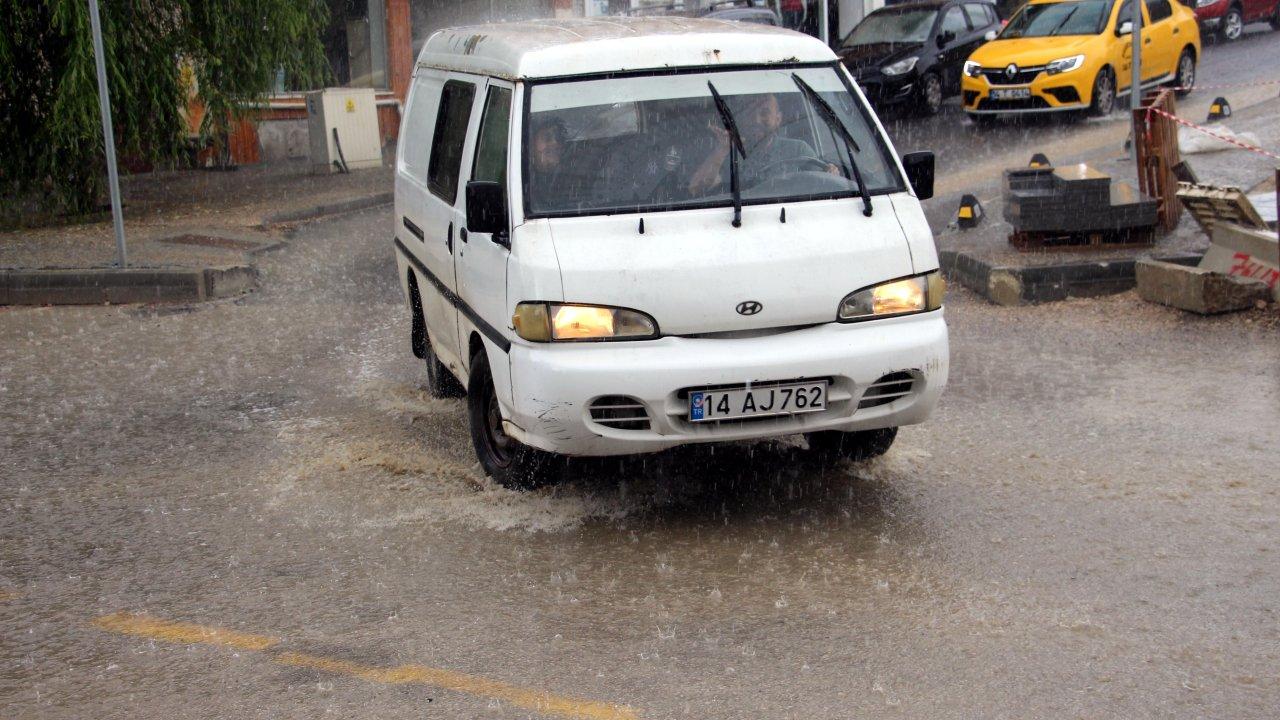 Bolu'da sağanak yağış vatandaşlara zor anlar yaşattı