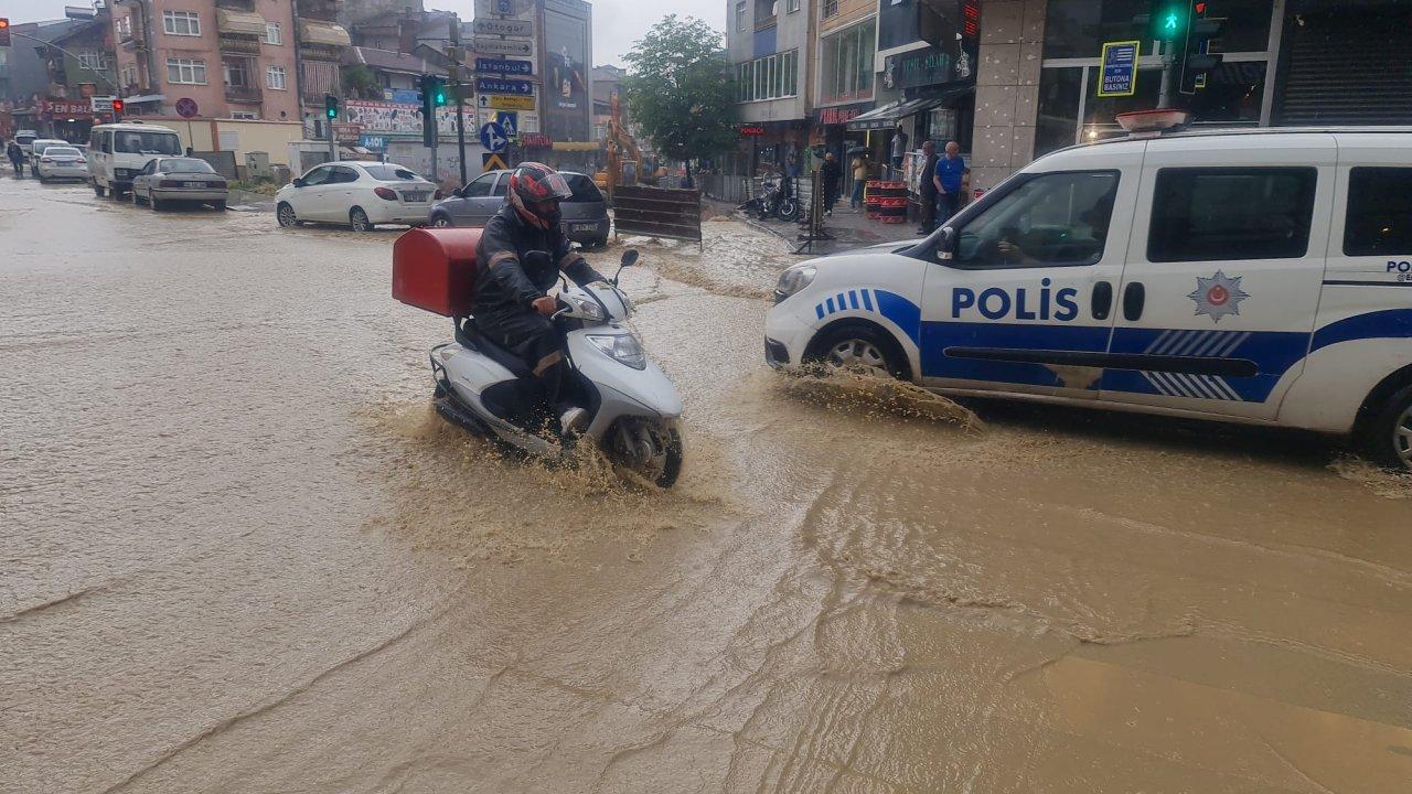 Sağanak nedeniyle dereler taştı, caddeler ise sular altında