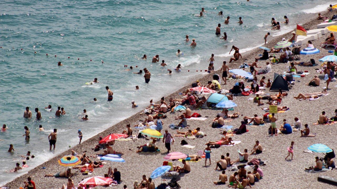 Antalya'da sınavdan çıkanlar soluğu plajlarda aldı