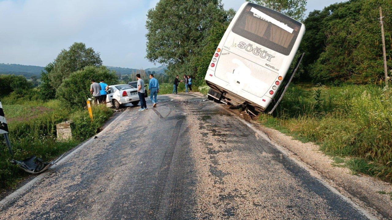 Midibüs ile otomobil çarpıştı: 11 yaralı