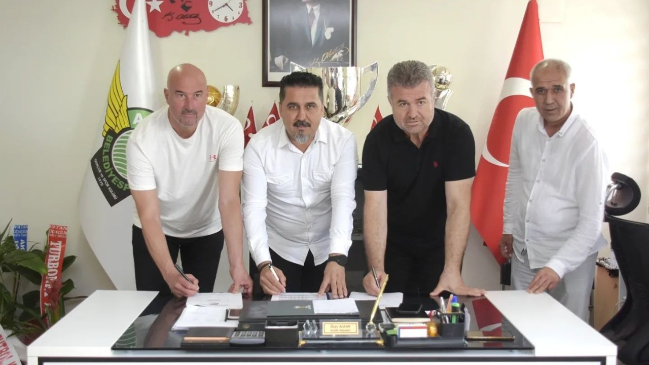 Akhisarspor'da Yanar imzayı attı