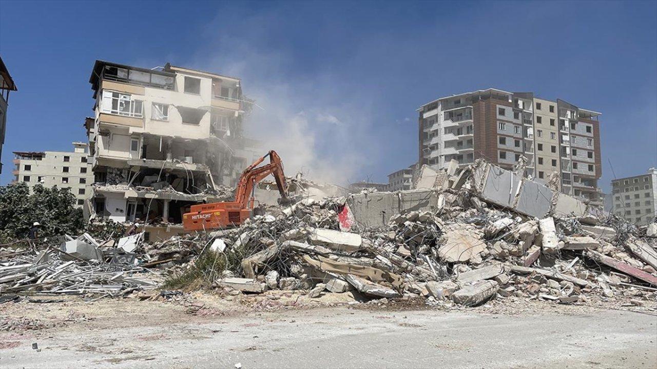 Hatay'da ağır hasarlı binaların yıkımı sürüyor