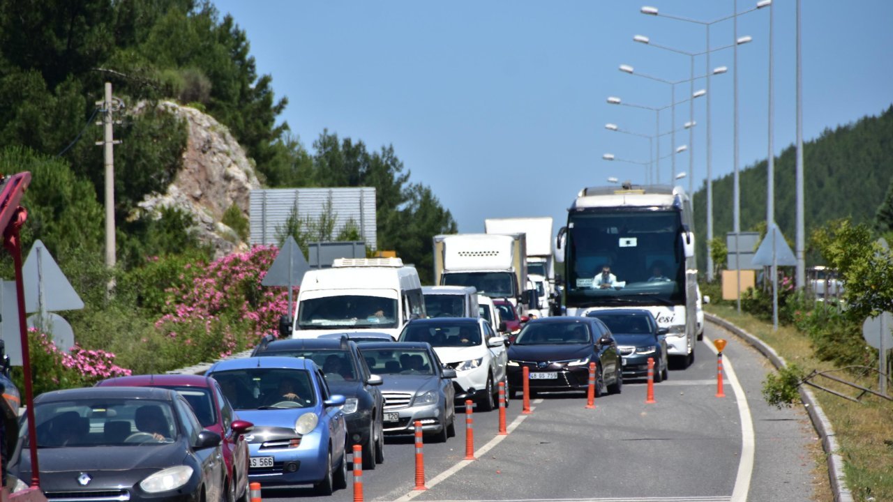 Bayram öncesi tatilci akını: Kilometrelerce araç kuyruğu oluştu