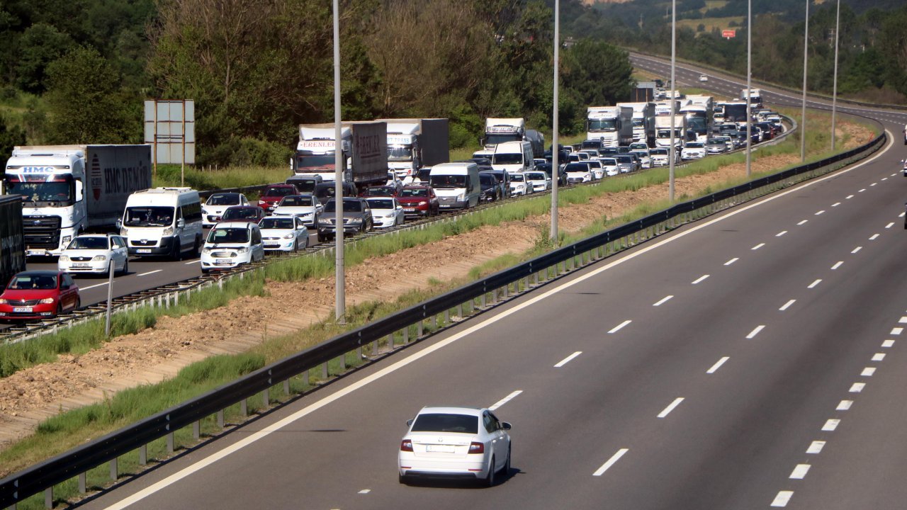 Bolu'da bayram trafiği; İstanbul yönü bomboş!