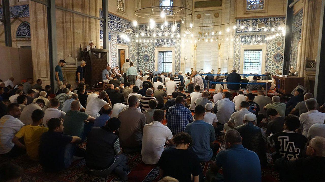 Restorasyonu süren Selimiye Camii'nde bayram namazı