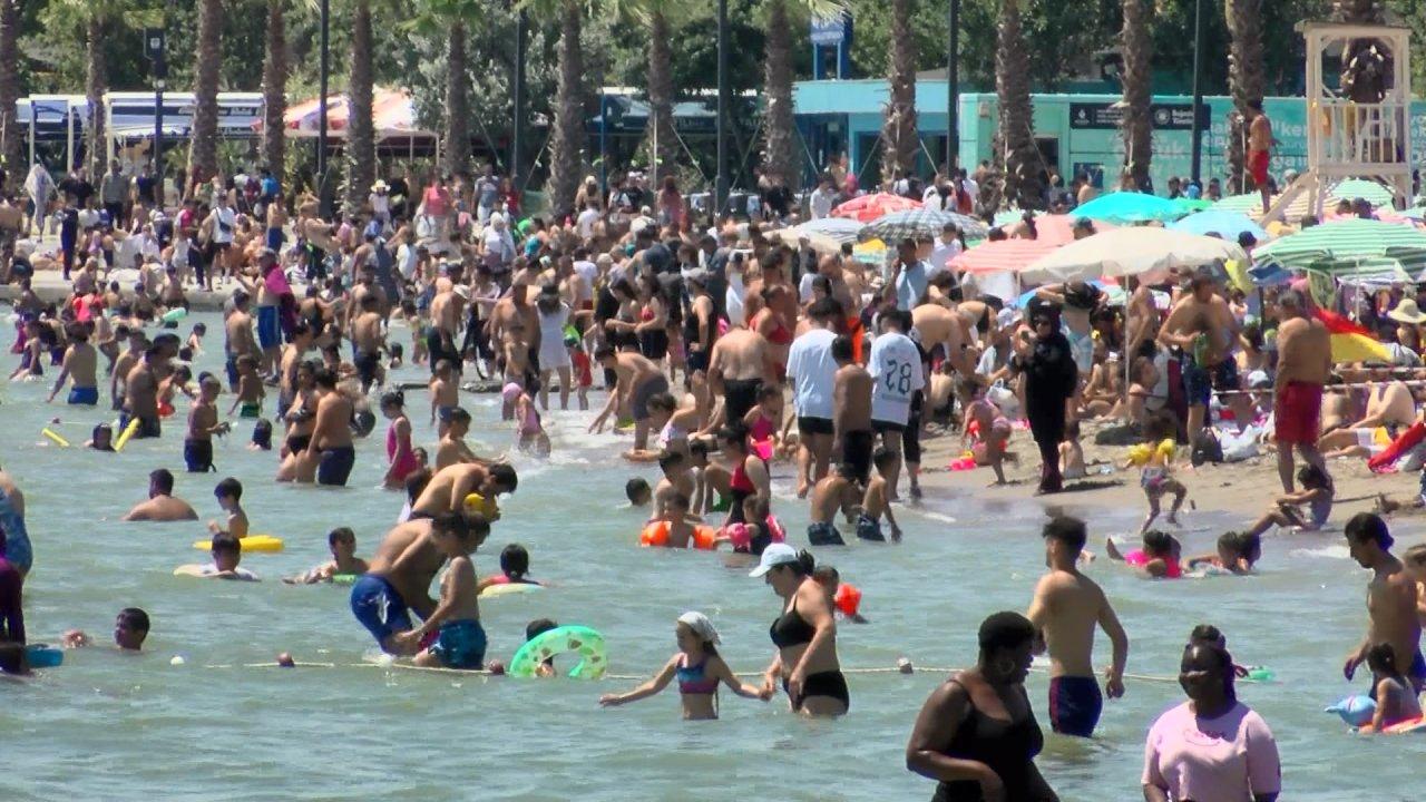 İstanbul'da kalan vatandaşlar soluğu Büyükçekmece'deki plajlarda aldı