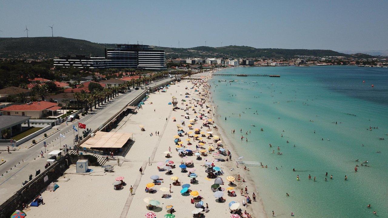 Bayram tatilinin son gününde Çeşme'de plajlarda yoğunluk yaşandı