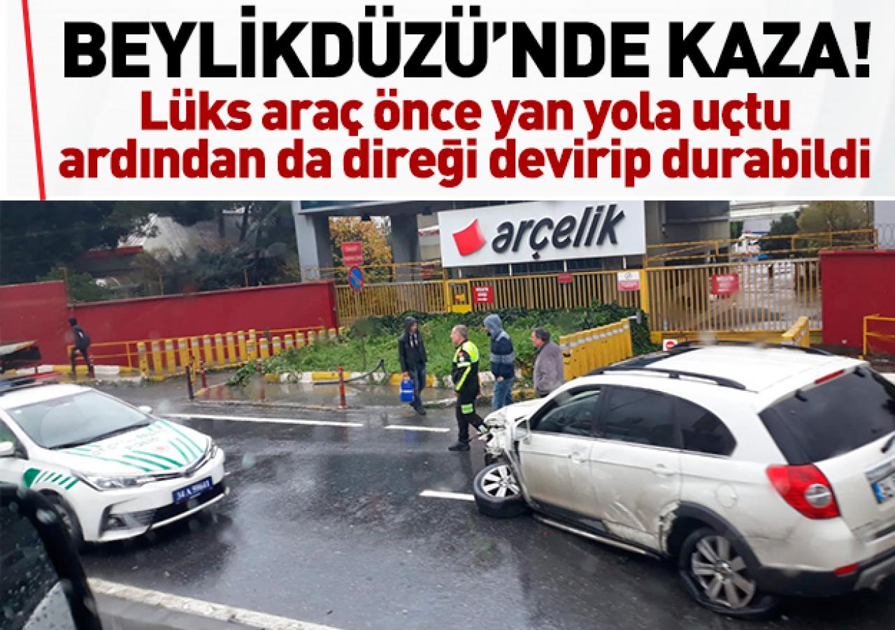 Beylikdüzü'nde kaza! Araç yan yola uçup direği yıktı