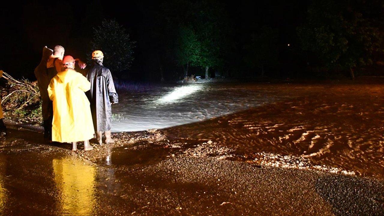 Düzce'deki sağanak yağışla dereler taştı