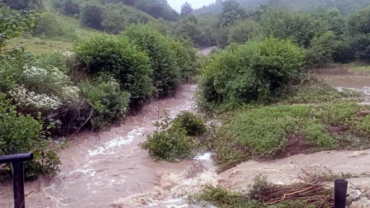 Abant Gölü yolundaki dere taştı