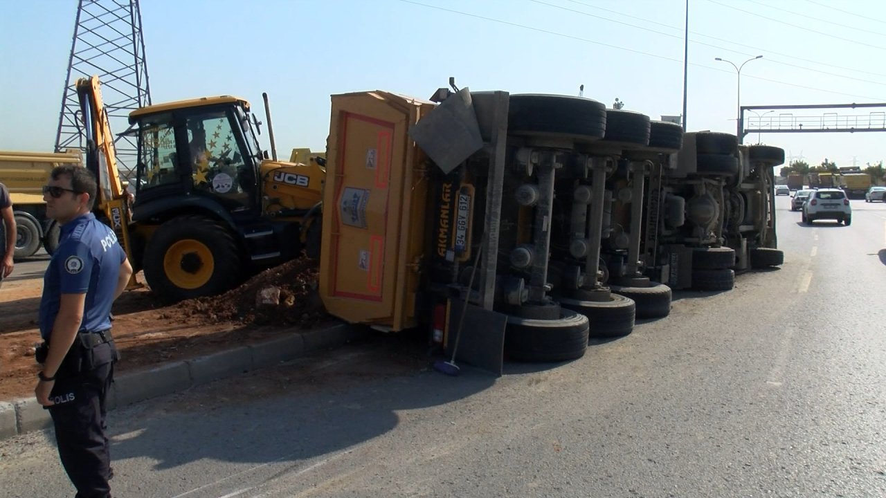 İstanbul'da hafriyat kamyonu devrildi