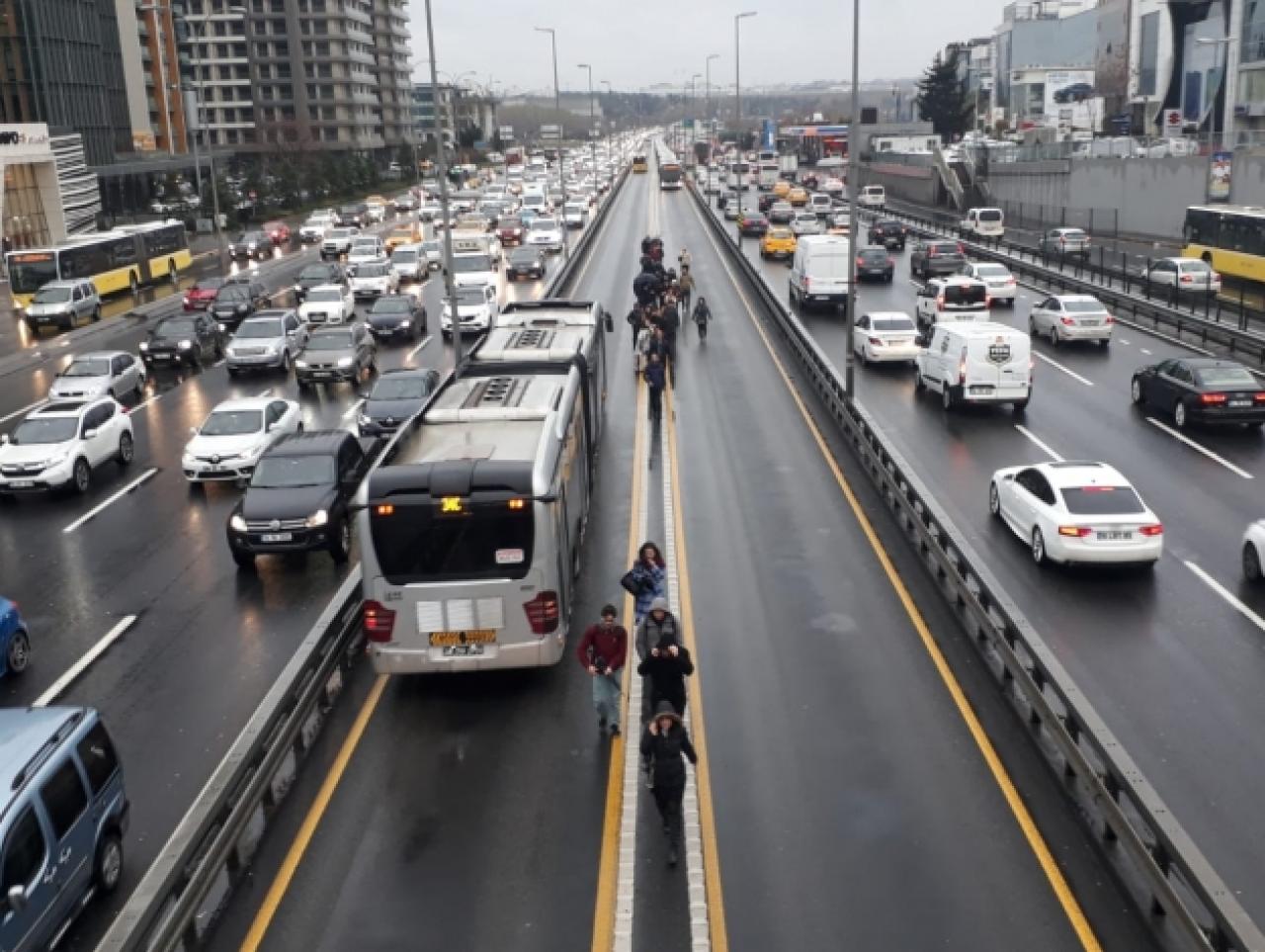 Şirinevler'de metrobüs arızası