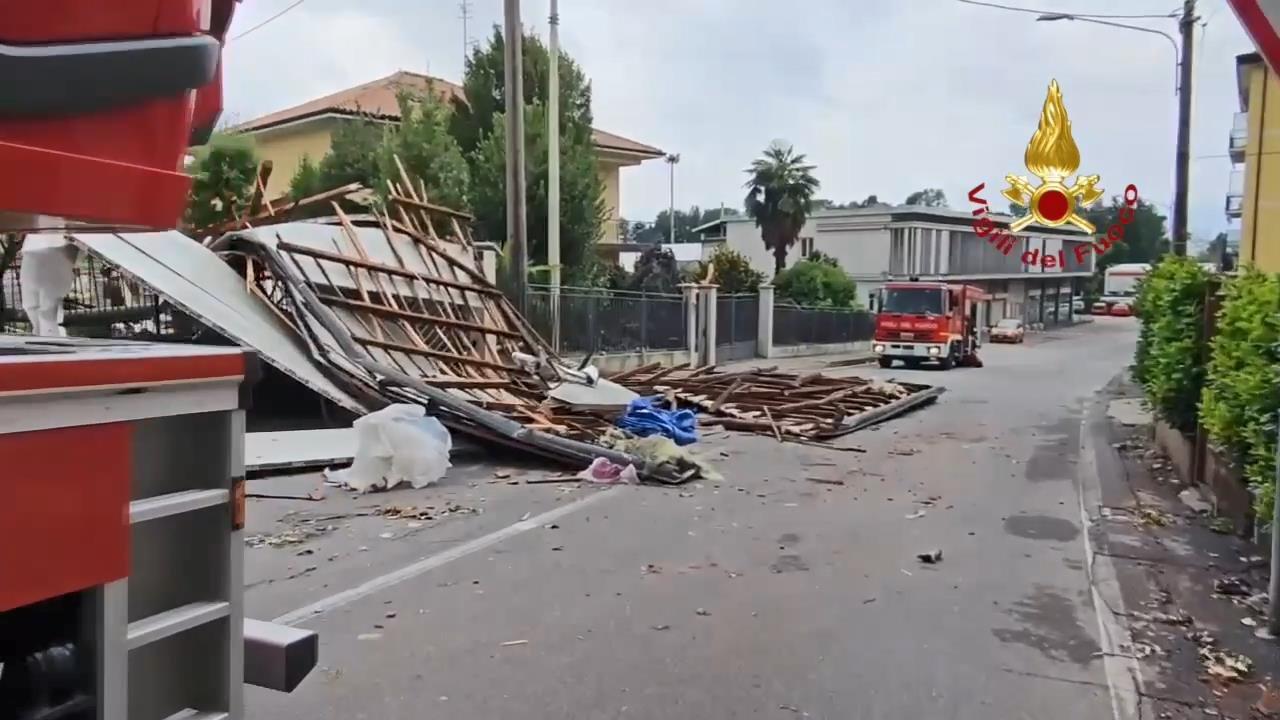 Ağaçlar devrildi, çatılar uçtu: 1 ölü