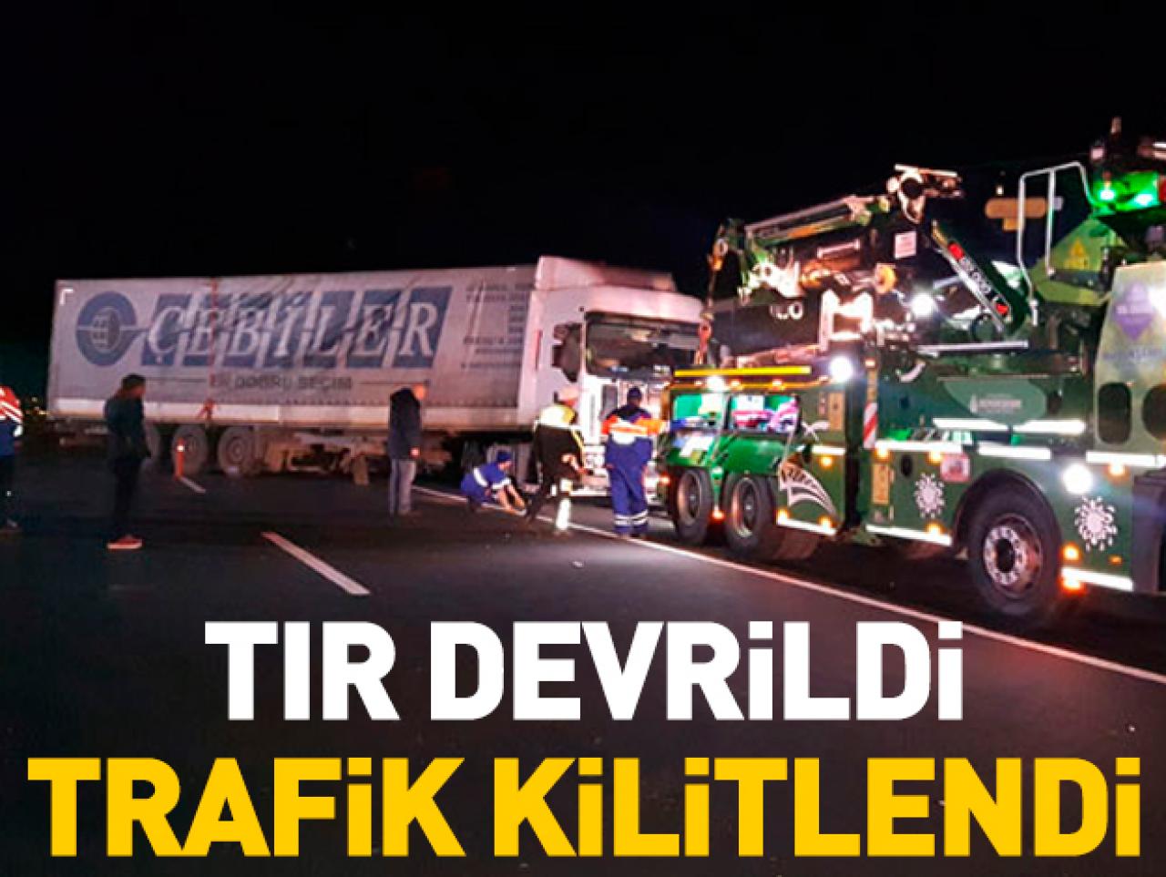 Silivri D-100 Karayolu'nda TIR devrildi