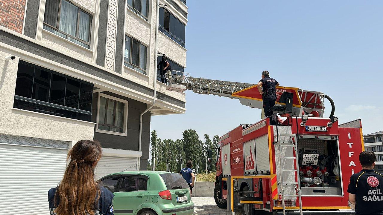 Evde kilitli kalan 1 yaşındaki Eylül Ada'yı itfaiye kurtardı