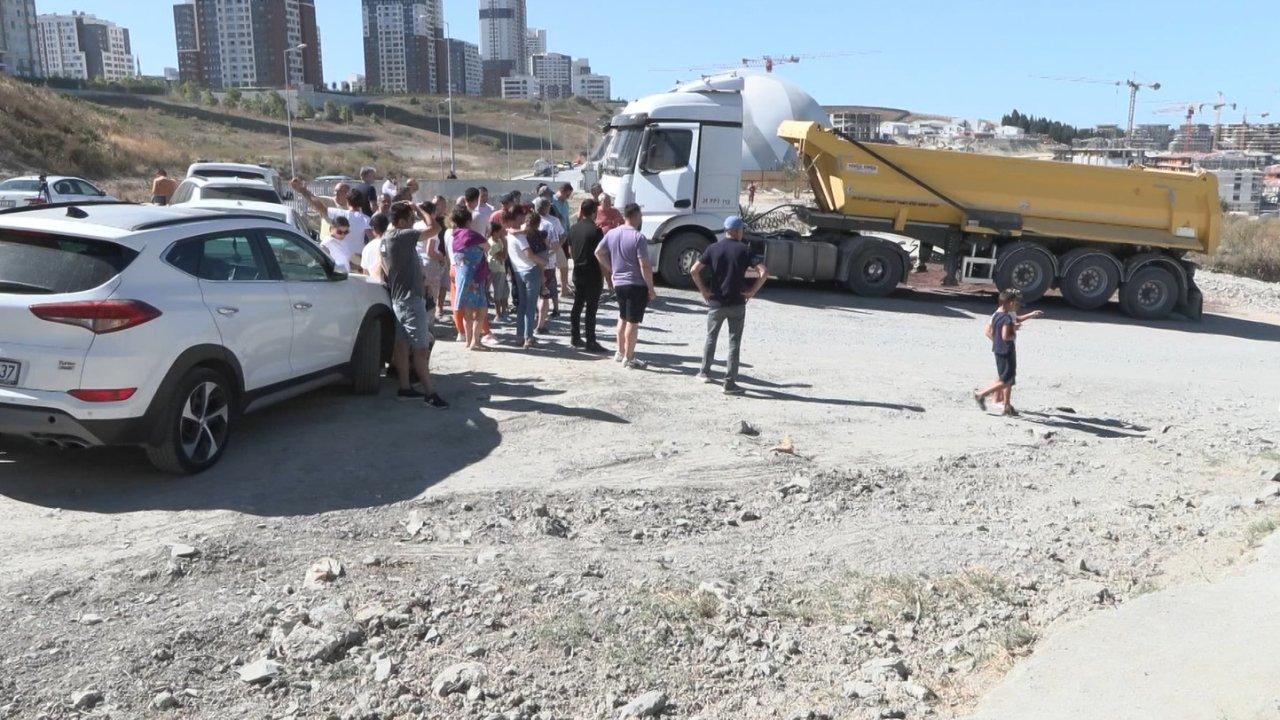 Mahalle sakinleri yolu kapatarak eylem yaptı: 'Tamamen bir vurdumduymazlık'