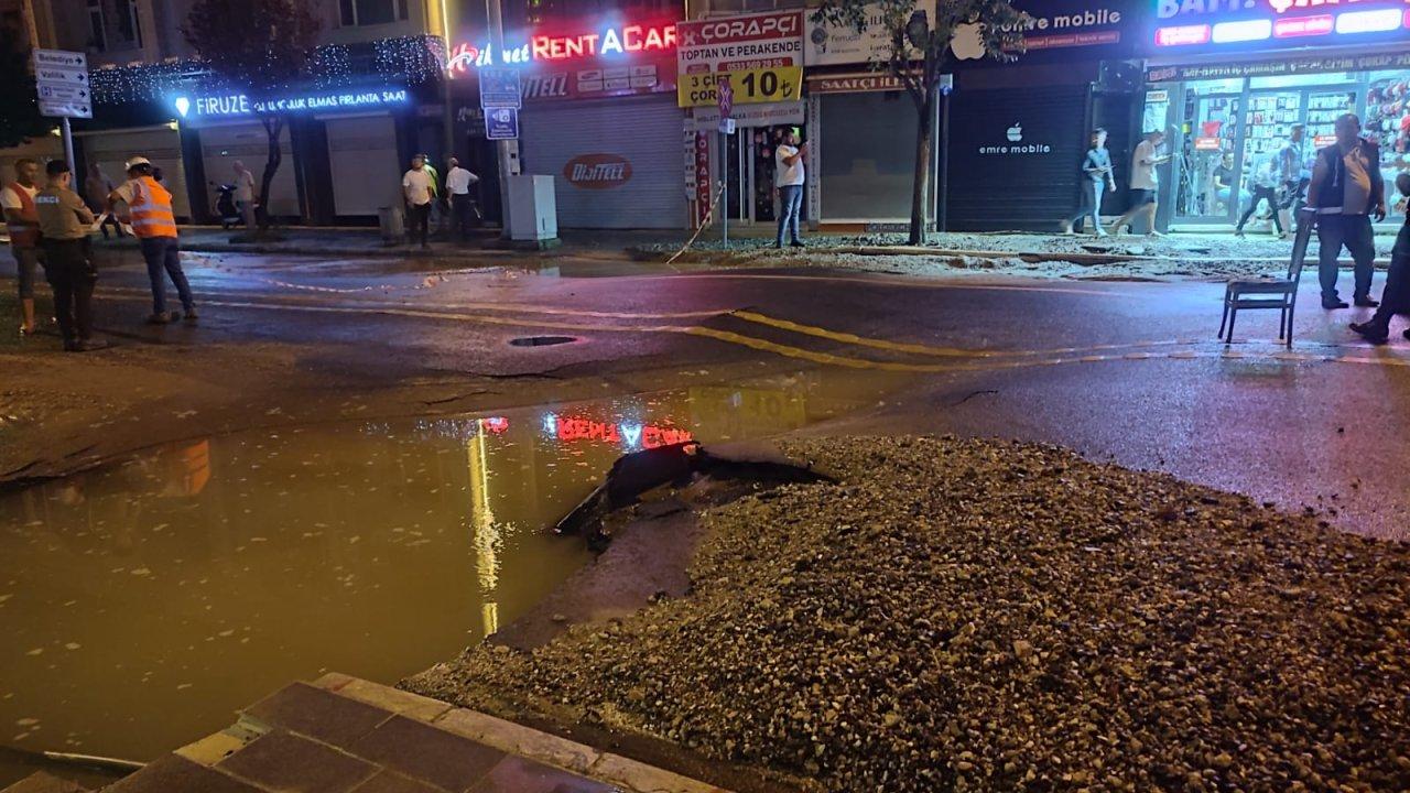 Kentin göbeğindeki su borusu patladı, asfalt yol çöktü!