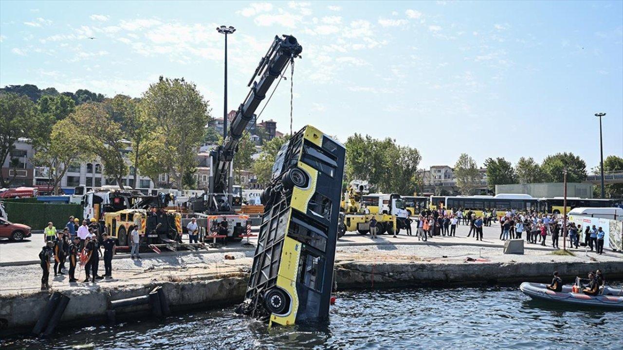 Denize düşen İETT otobüsü çıkarıldı