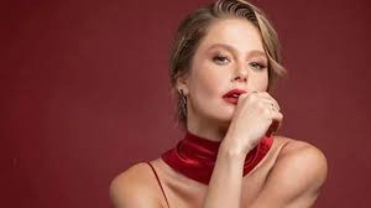 Burcu Biricik'ten seksi dans