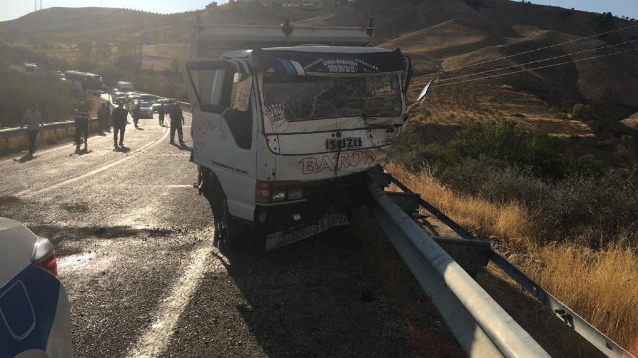 Kamyonetle hafif ticari araç çarpıştı: 1'i ağır, 7 yaralı