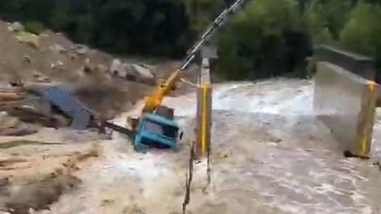 Kentteki kuvvetli yağışta dereler taştı, yollar kapandı