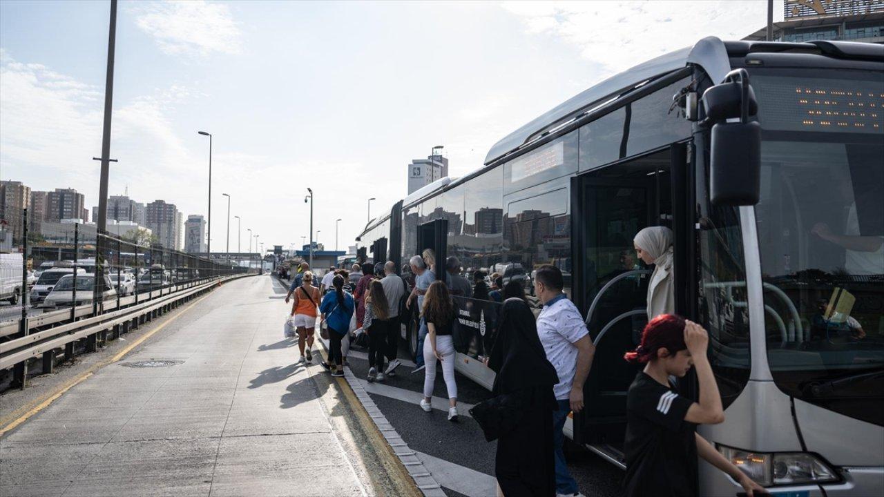 Metrobüs arızalandı, yolcular durağa yürüdü